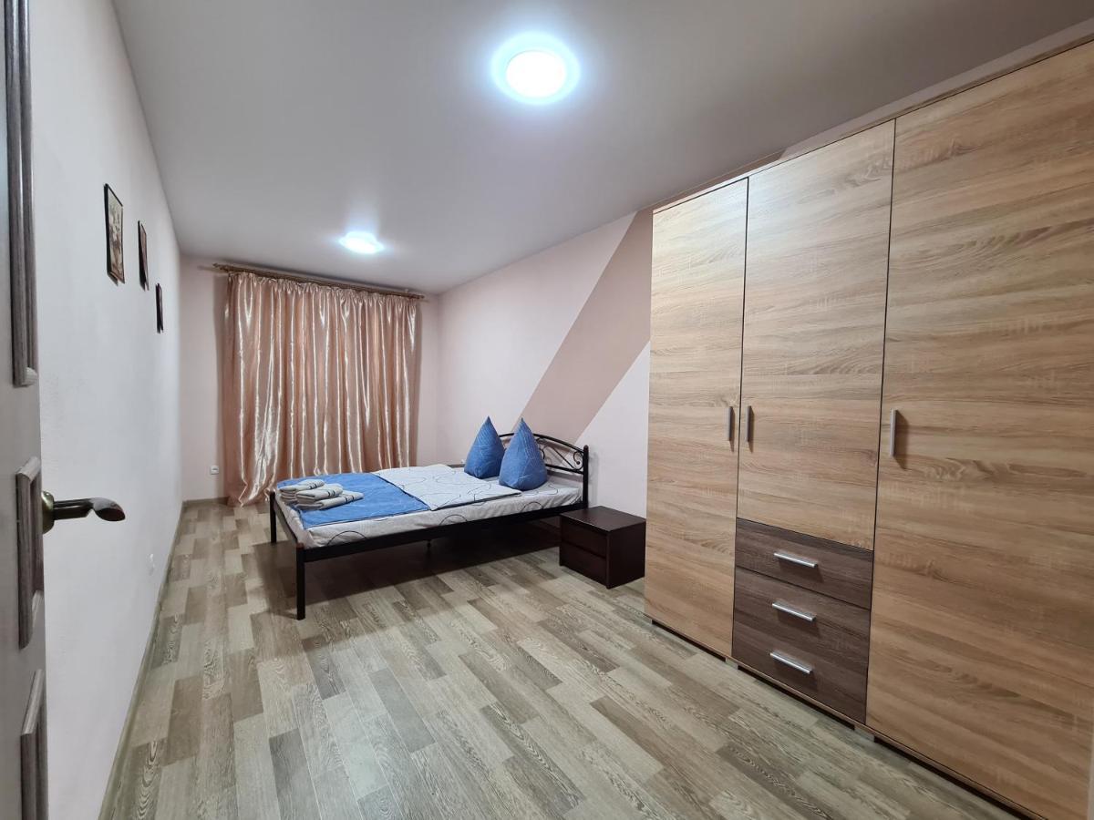 Zaporizhia 3-Room Apartment Near Inturist On Sobornyi Avenue 156, By Grandhome المظهر الخارجي الصورة